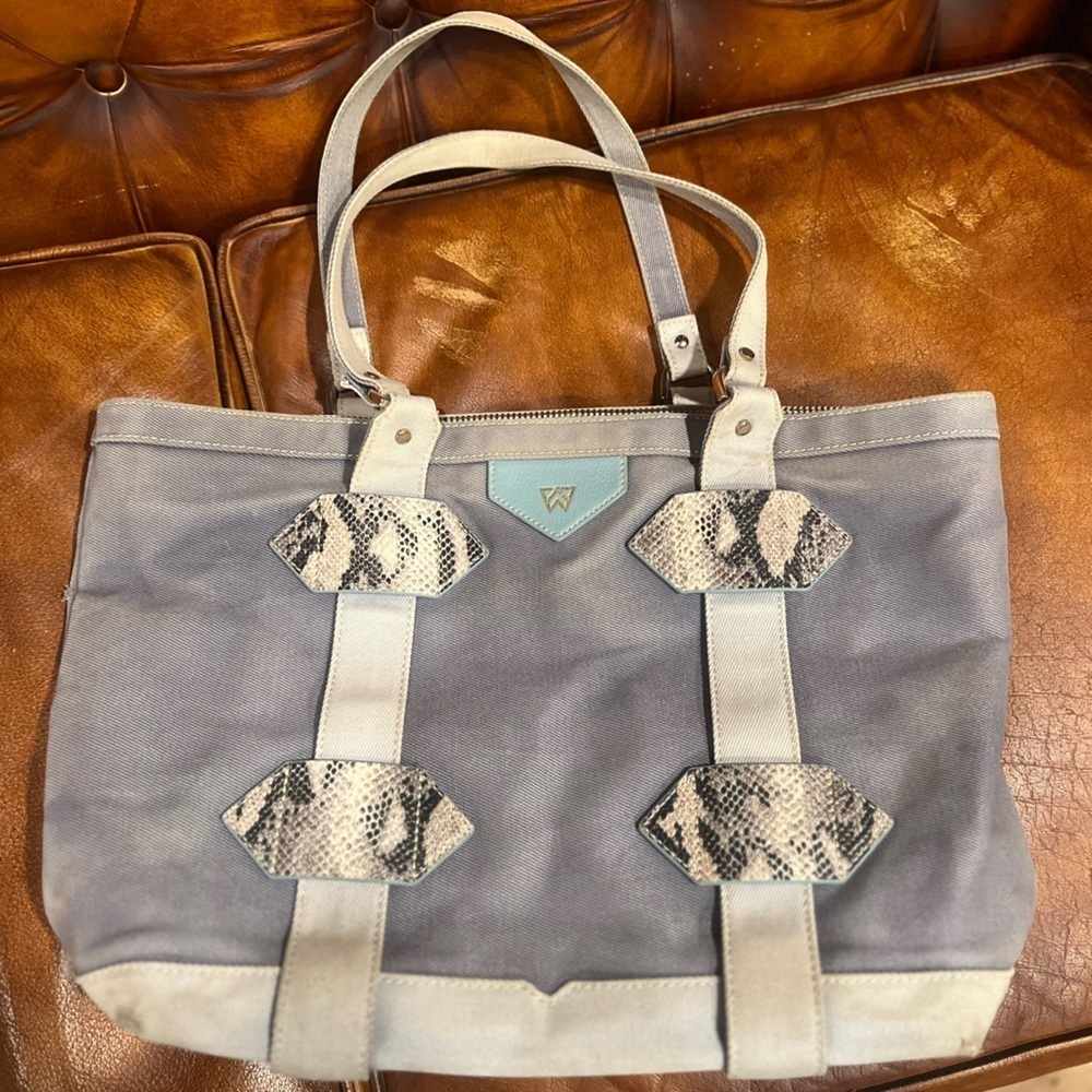 Kelly Wynne Grey tote in GUC